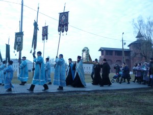 Престольный праздник в монастыре 4 ноября – празднование Матери Божией в честь ее иконы Казанской - престольный праздник в монастыре.  В Успенском Брусенском женском монастыре Каменный шатровый Успенский храм «бысть прославлен» в память победного похода Ивана Грозного на Казань в 1552 году. Он относится к памятникам раннего шатрового зодчества и представляет собой редкий вариант этого стиля. Шатёр храма покоится прямо на четверике нижнего яруса, восьмерик второго яруса отсутствует. В 1698 году по всему городу и монастырю прошел опустошительный пожар. Успенская церковь осталась единственной в монастыре, и по причине тесноты после пожара к ней была пристроена малая трапезная с приделом святителя Иоанна Златоустого.  Летом 1761 года епископом Коломенским и Каширским Порфирием Брусенскому монастырю выдана храмоздательная грамота на сооружение храма в честь Казанской иконы Божией Матери. Придел в честь прославленной иконы располагался с запада, над трапезой Успенской церкви, на втором этаже. После возвращения монастыря Русской Православной Церкви в трапезной части Успенского храма были восстановлены два придела: Казанской иконы Божией Матери и св. Иоанна Златоуста. Главной святыней обители стала Казанская икона Божией Матери. Вскоре после чудотворного явления иконы в 1579 году в Казани по указу Ивана IV Грозного был сделан список и для Коломны. Возможно, однако, что сугубое почитание этого образа связано с эпохой смуты, во время которой именно Казанская икона стала символом и духовным центром народного почитания. Уже в ХVIII веке Брусенский список пользовался всенародной любовью. Перед этой иконой в юные лета усердно молился будущий святитель Филарет (Дроздов), да и позднее, уже будучи архиереем, он советовал прибегать с молитвой к чтимому образу в трудных обстоятельствах. Ныне в Успенском монастыре возобновлено чтение акафиста перед Казанской иконой Божией Матери. 4 ноября, в день престольного праздника обители в честь Казанской иконы Божией Матери по благословению митрополита Крутицкого и Коломенского Ювеналия в городе Коломне прошел общегородской Крестный ход с Б 